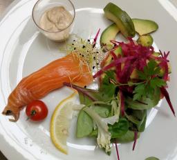 Roulade de saumon à l'avocat et sa salade Jeff1 Roulade de saumon à l'avocat et sa salade