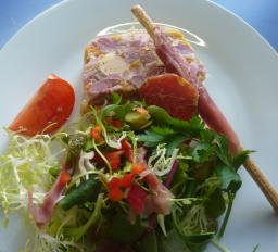 Jeff1  Terrine de jarret de porc et son grissini au jambon sec